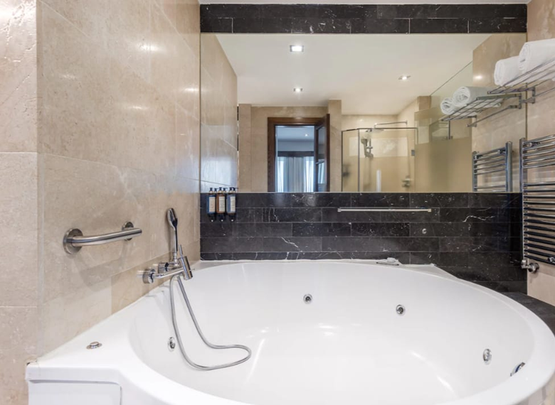 Hotel con jacuzzi en Baden